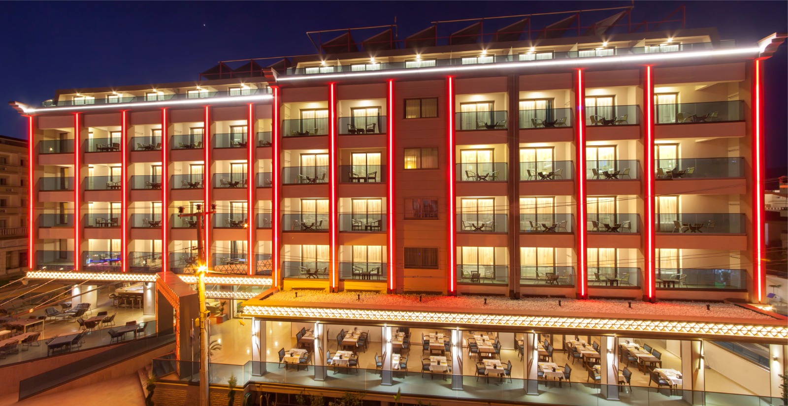 NH Reklam tarafından uygulanan, gece aydınlatılmış otel cephesi