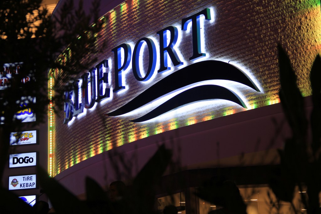 Blue Port cephe üzerinde arkadan aydınlatılmış kutu harf detayı