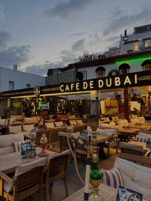 Cafe De Dubai aydınlatılmış dış cephe ve tabela uygulaması