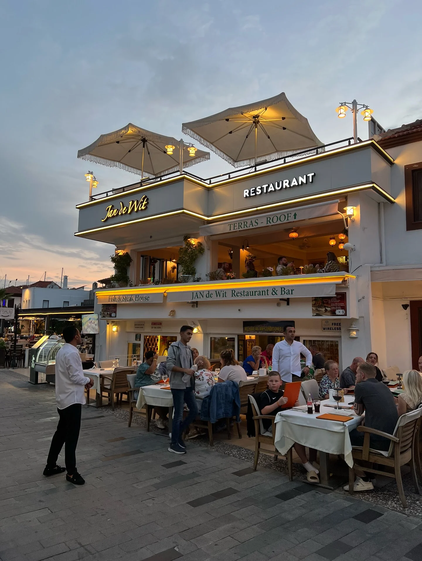 Jan de Wit Restaurant ışıklı kutu harf ve çatı tabelası